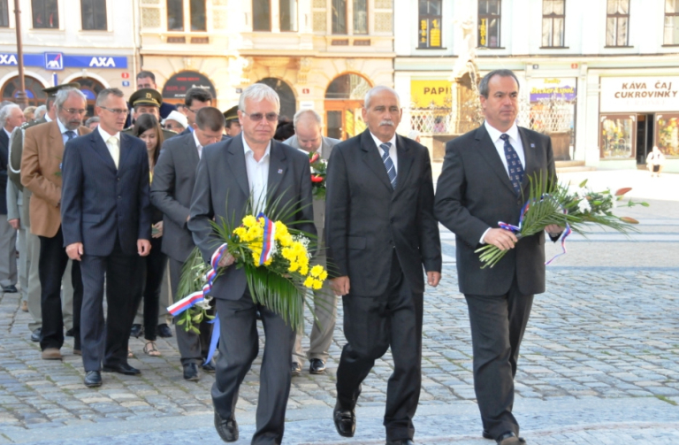 Krajská delgace u pomníku  na nám. E. Beneše v Liberci (zprava) S. Eichler, V. Příkaský a P. Novák.